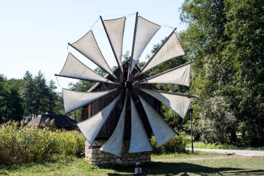 Yel değirmeni, rüzgârın değirmen pervanesini hareket ettirdiği ve rüzgar enerjisinin tahıl öğütme veya kuru sulak alanlarda kullanılan mekanik enerjiye dönüşmesini sağlayan bir kurulum.