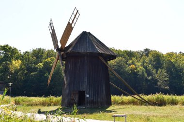 Yel değirmeni, rüzgârın değirmen pervanesini hareket ettirdiği ve rüzgar enerjisinin tahıl öğütme veya kuru sulak alanlarda kullanılan mekanik enerjiye dönüşmesini sağlayan bir kurulum.