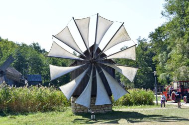 Yel değirmeni, rüzgârın değirmen pervanesini hareket ettirdiği ve rüzgar enerjisinin tahıl öğütme veya kuru sulak alanlarda kullanılan mekanik enerjiye dönüşmesini sağlayan bir kurulum.