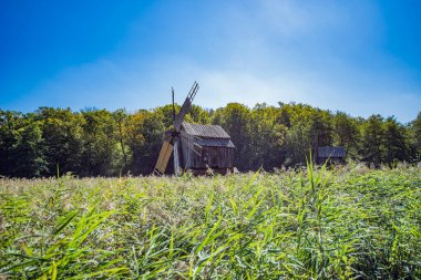 Yel değirmeni, rüzgârın değirmen pervanesini hareket ettirdiği ve rüzgar enerjisinin tahıl öğütme veya kuru sulak alanlarda kullanılan mekanik enerjiye dönüşmesini sağlayan bir kurulum.