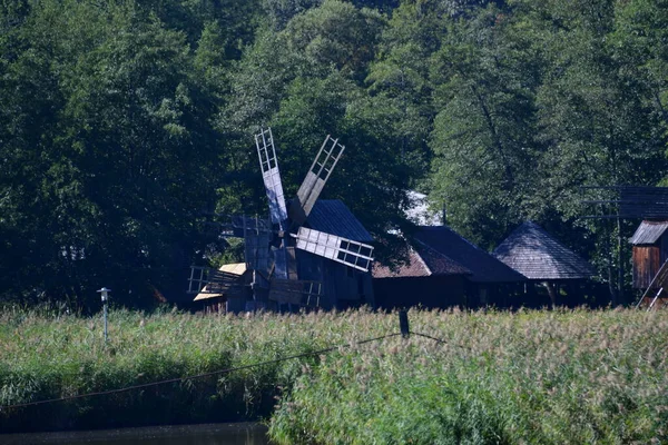 Molino Viento Una Instalación Través Cual Viento Mueve Hélice Del — Foto de Stock