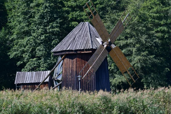 Molino Viento Una Instalación Través Cual Viento Mueve Hélice Del — Foto de Stock