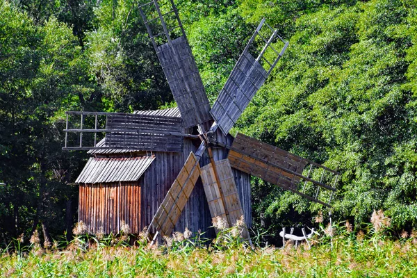风车是一种装置 通过它风力驱动风车螺旋桨 使风力能转化为机械能 用于研磨谷物或干燥湿地 — 图库照片