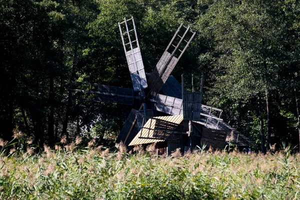 风车是一种装置 通过它风力驱动风车螺旋桨 使风力能转化为机械能 用于研磨谷物或干燥湿地 — 图库照片