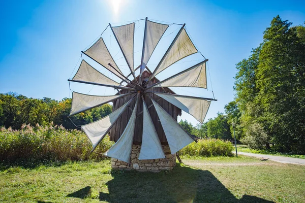 The windmill is an installation through which the wind moves the mill propeller that allows the transformation of wind energy into mechanical energy used for grinding grain or drying wetlands