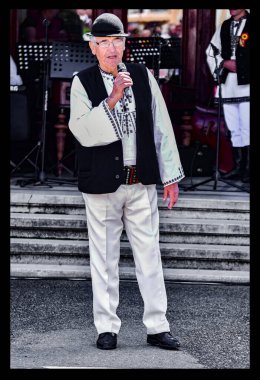 Halk sanatçıları Novaci Romanya 'da geleneksel siyah motiflerle dikilmiş keten kumaştan yapılmış ulusal pastoral kostümlerle halk müziği yapıyorlar. Erkekler geleneksel siyah şapka takıyor ve kadınlar püsküllü siyah püsküller giyiyor.