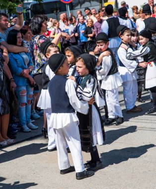 Novaci Romanya 'nın çobanları bayram günü geleneksel siyah motiflerle dikilmiş ulusal pastoral keten kumaş kostümleri giyiyorlar.