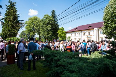 Novaci Romanya 'nın çobanları bayram günü geleneksel siyah motiflerle dikilmiş ulusal pastoral keten kumaş kostümleri giyiyorlar.