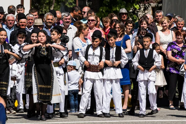 Dançarinos Folclóricos Romenos Trajes Pastorais Linho Nacional Costurados Com Motivos — Fotografia de Stock