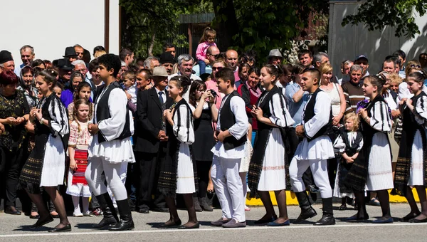 Bailarinas Folclóricas Rumanas Trajes Pastorales Lino Nacional Cosidas Con Motivos — Foto de Stock