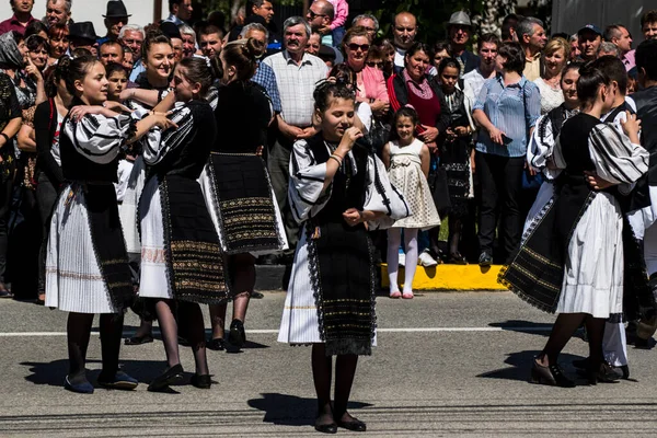 Румынские Народные Танцоры Национальных Льняных Пастырских Костюмах Сшитых Традиционными Черными — стоковое фото