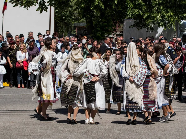 Bailarinas Folclóricas Rumanas Trajes Pastorales Lino Nacional Cosidas Con Motivos —  Fotos de Stock