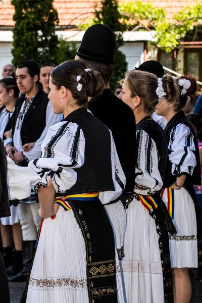 Ρουμάνοι Λαϊκοί Χορευτές Εθνικά Λινά Ποιμαντικά Κοστούμια Ραμμένοι Παραδοσιακά Μαύρα — Φωτογραφία Αρχείου
