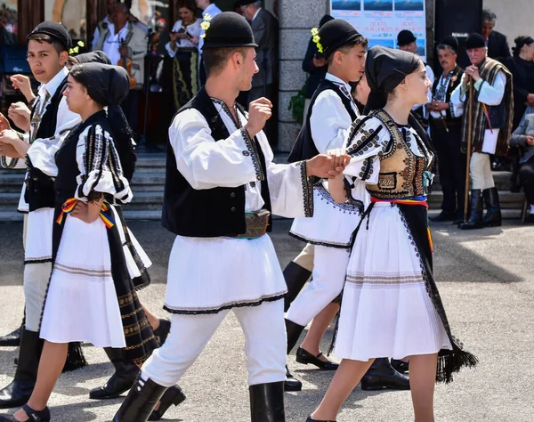 Romanian Folk Dancers National Linen Pastoral Costumes Sewn Traditional Black — Stock Photo, Image