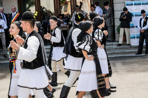 Румынские Народные Танцоры Национальных Льняных Пастырских Костюмах Сшитых Традиционными Черными — стоковое фото