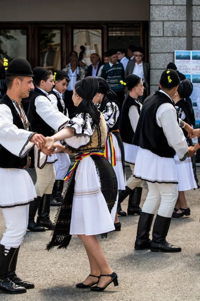 Rumunští Lidoví Tanečníci Národních Lněných Pasteveckých Kostýmech Šitých Tradičními Černými — Stock fotografie