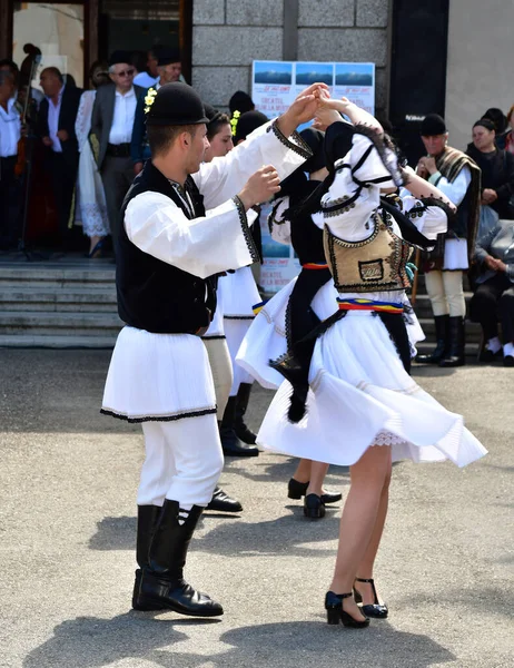 Dançarinos Folclóricos Romenos Trajes Pastorais Linho Nacional Costurados Com Motivos — Fotografia de Stock