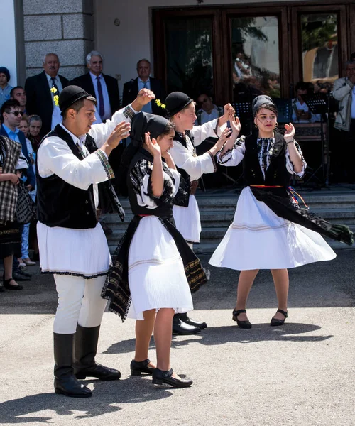 身着民族服装的罗马尼亚民间舞蹈家 用传统的黑色图案缝制而成 男人戴着传统的圆形黑色布帽 女人戴着带有流苏的黑色围巾 — 图库照片