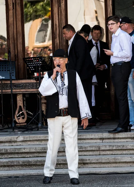 Artistas Folclóricos Interpretan Música Folclórica Novaci Rumania Con Trajes Pastorales — Foto de Stock