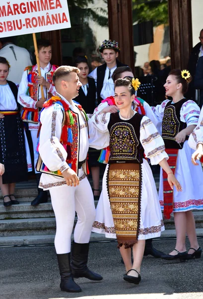 Folk Dancers Transylvania Wear Astrakhan Lambskin Hats Adorned Peacock Beads — Stock Photo, Image