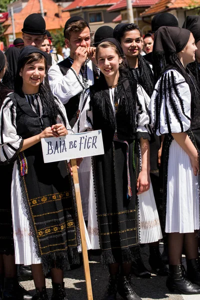 Dançarinos Folclóricos Romenos Trajes Pastorais Linho Nacional Costurados Com Motivos — Fotografia de Stock