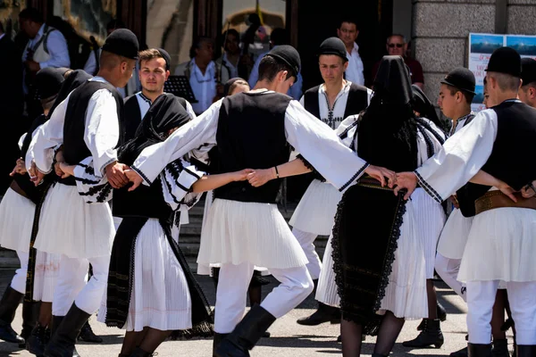 Ρουμάνοι Λαϊκοί Χορευτές Εθνικά Λινά Ποιμαντικά Κοστούμια Ραμμένοι Παραδοσιακά Μαύρα — Φωτογραφία Αρχείου