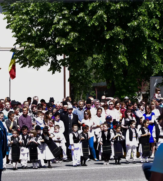 Dançarinos Folclóricos Romenos Trajes Pastorais Linho Nacional Costurados Com Motivos — Fotografia de Stock