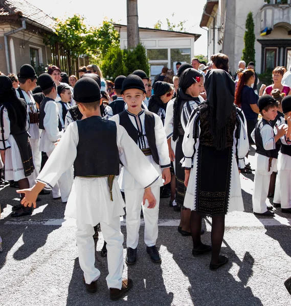 Ρουμάνοι Λαϊκοί Χορευτές Εθνικά Λινά Ποιμαντικά Κοστούμια Ραμμένοι Παραδοσιακά Μαύρα — Φωτογραφία Αρχείου