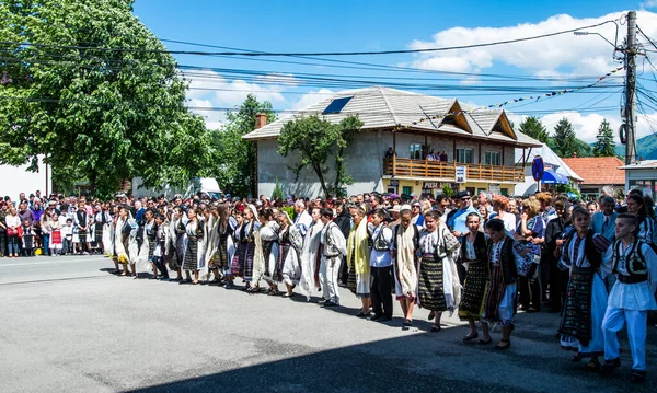 Geleneksel Siyah Motiflerle Dikilmiş Ulusal Keten Pastoral Kostümlü Romen Halk — Stok fotoğraf