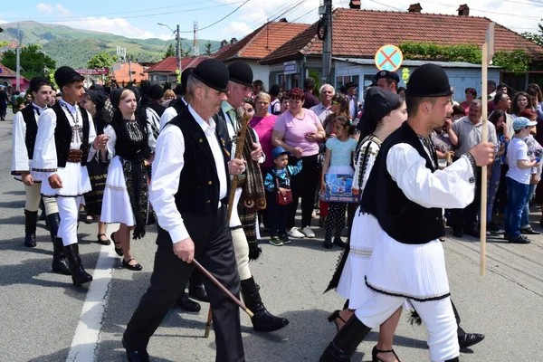 Geleneksel siyah motiflerle dikilmiş ulusal keten pastoral kostümlü Romen halk dansçıları, geleneksel siyah şapka giyen erkekler ve püsküllü siyah fular giyen kadınlar