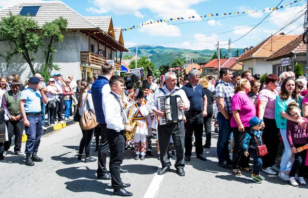 Artistas Folclóricos Tocando Música Folclórica Novaci Romênia Trajes Pastorais Nacionais — Fotografia de Stock
