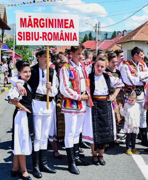 Народные Танцоры Трансильвании Носят Астраханские Шляпы Овчины Украшенные Бусами Перьями — стоковое фото