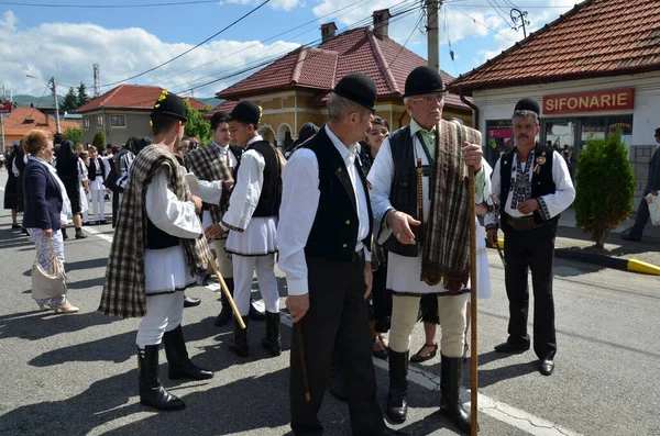 Rumuńscy Tancerze Ludowi Narodowych Lnianych Kostiumach Duszpasterskich Szyci Tradycyjnymi Czarnymi — Zdjęcie stockowe