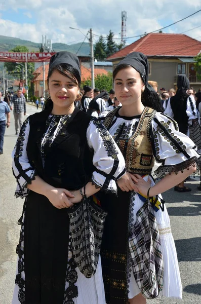 Ballerini Popolari Rumeni Costumi Pastorali Lino Nazionali Cuciti Con Motivi — Foto Stock