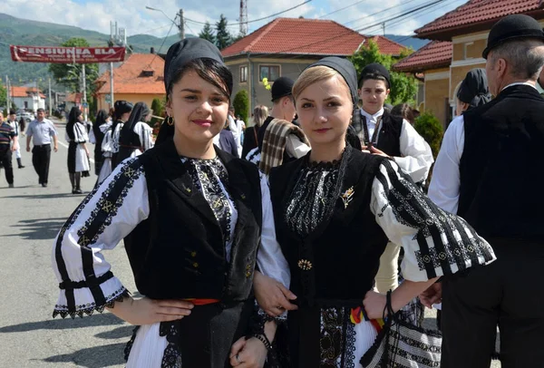 Румынские Народные Танцоры Национальных Льняных Пастырских Костюмах Сшитых Традиционными Черными — стоковое фото