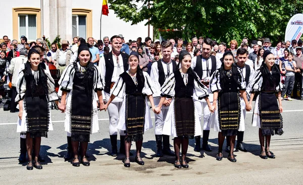 Rumunští Lidoví Tanečníci Národních Lněných Pasteveckých Kostýmech Šitých Tradičními Černými — Stock fotografie