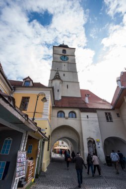 Sibiu 'daki konsey kulesi, Piaa Mare ile Piaa Mic arasında bir iskele ve Sibiu Ortaçağ şehrinin tahkimatlarının ikinci kemerinin giriş kapısı olan bir kuledir.