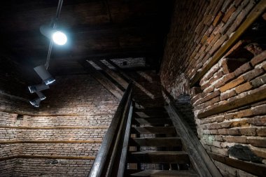 Sibiu 'daki ortaçağ kulesinin içinde, kulenin içindeki giriş küçük bir kapıdan yapılıyor, buradan yukarıya, üst katlara çıkan spiral bir merdivenden çıkıyorsunuz.. 