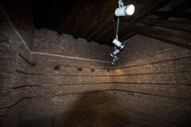 Sibiu 'daki ortaçağ kulesinin içinde, kulenin içindeki giriş küçük bir kapıdan yapılıyor, buradan yukarıya, üst katlara çıkan spiral bir merdivenden çıkıyorsunuz.. 