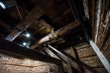 Sibiu 'daki ortaçağ kulesinin içinde, kulenin içindeki giriş küçük bir kapıdan yapılıyor, buradan yukarıya, üst katlara çıkan spiral bir merdivenden çıkıyorsunuz.. 