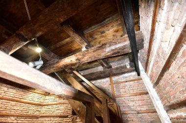 Sibiu 'daki ortaçağ kulesinin içinde, kulenin içindeki giriş küçük bir kapıdan yapılıyor, buradan yukarıya, üst katlara çıkan spiral bir merdivenden çıkıyorsunuz.. 