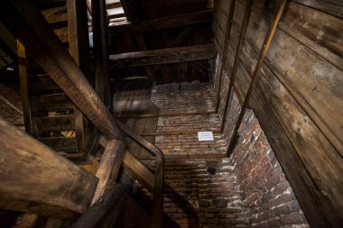 Sibiu 'daki ortaçağ kulesinin içinde, kulenin içindeki giriş küçük bir kapıdan yapılıyor, buradan yukarıya, üst katlara çıkan spiral bir merdivenden çıkıyorsunuz.. 