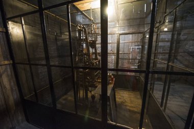 Sibiu 'daki ortaçağ kulesinin içinde, kulenin içindeki giriş küçük bir kapıdan yapılıyor, buradan yukarıya, üst katlara çıkan spiral bir merdivenden çıkıyorsunuz.. 