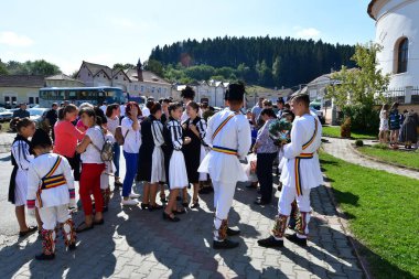 Sibiu Çayırı 'ndaki erkekler ve kızlar pastoral kostümler içinde yuvarlak kumaş şapkalar, etekli bir gömlek, pantolon, geniş bir deri kemer, göğüs ve kızlar beyaz bir fular, yakalı bir gömlek ve üç renkli bir kemer giyerler.