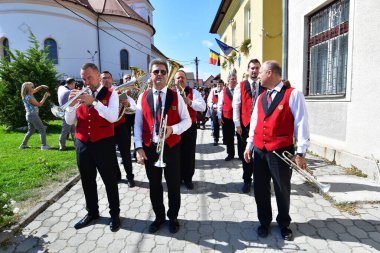 Hermannstadt bandosu rüzgar ve perküsyon müzisyenlerinden oluşuyordu. Siyah pantolon, kırmızı ceket ve beyaz gömleklerden oluşan üniformalar giyiyorlardı.