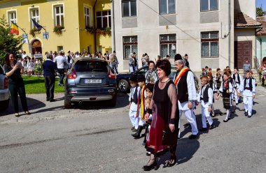 Sibiu Çayırı 'ndaki erkekler ve kızlar pastoral kostümler içinde yuvarlak kumaş şapkalar, etekli bir gömlek, pantolon, geniş bir deri kemer, göğüs ve kızlar beyaz bir fular, yakalı bir gömlek ve üç renkli bir kemer giyerler.