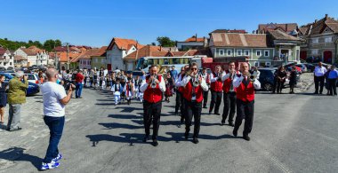 Hermannstadt bandosu rüzgar ve perküsyon müzisyenlerinden oluşuyordu. Siyah pantolon, kırmızı ceket ve beyaz gömleklerden oluşan üniformalar giyiyorlardı.
