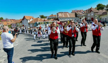 Hermannstadt bandosu rüzgar ve perküsyon müzisyenlerinden oluşuyordu. Siyah pantolon, kırmızı ceket ve beyaz gömleklerden oluşan üniformalar giyiyorlardı.