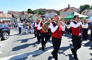 Hermannstadt bandosu rüzgar ve perküsyon müzisyenlerinden oluşuyordu. Siyah pantolon, kırmızı ceket ve beyaz gömleklerden oluşan üniformalar giyiyorlardı.
