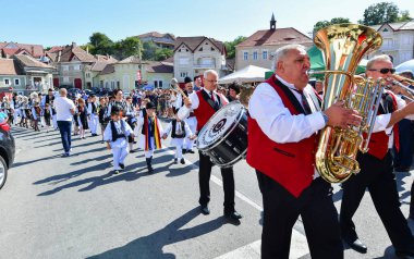 Hermannstadt bandosu rüzgar ve perküsyon müzisyenlerinden oluşuyordu. Siyah pantolon, kırmızı ceket ve beyaz gömleklerden oluşan üniformalar giyiyorlardı.